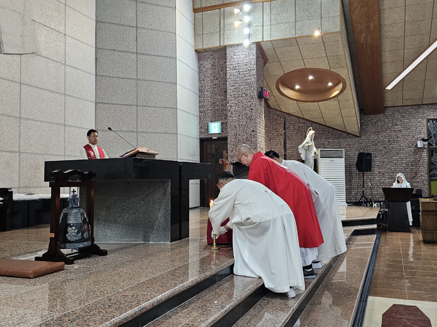 신안동성당 자료실-25.04.18 성금요일 주님수난예식-68283652705.jpg